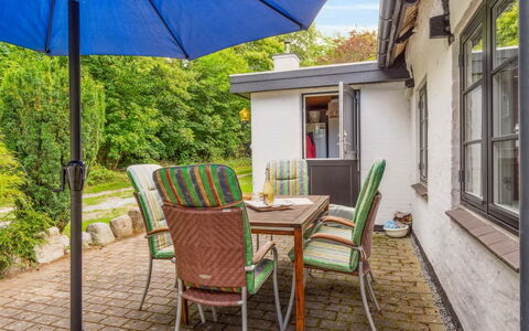 Rina - 250M from the Sea: Végétation, Arbuste, Printemps, Chalet, Jardin, Ombre, Arrière-Cour, Cour, Chaise