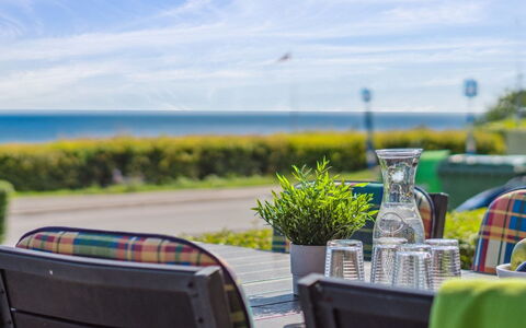 Helin - 100M from the Sea: Piscine, Ville Resort