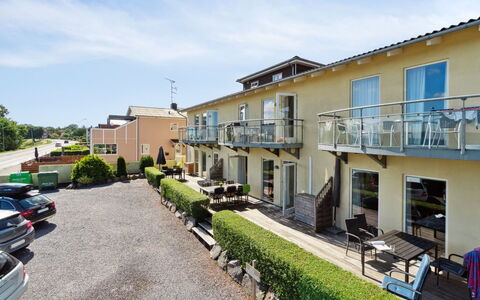 Helin - 100M from the Sea: Végétation, Arbuste, Printemps, Chalet, Jardin, Ombre, Arrière-Cour, Cour, Chaise