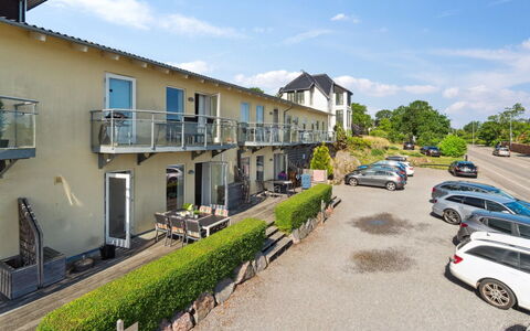 Helin - 100M from the Sea: Végétation, Arbuste, Printemps, Chalet, Jardin, Ombre, Arrière-Cour, Cour, Chaise