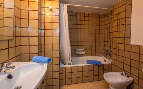 Els Pins: Luminaire Plomberie, Propriété, Évier, Robinet, Bâtiment, Salle De Bains, Violet, Design Intérieur