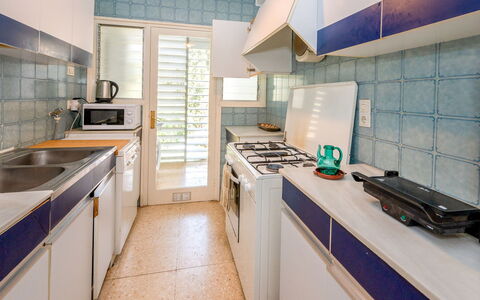 Els Pins: Cabinetry, Evier, Comptoir, Évier, Propriété, Cuisinière, Robinet, Cuisine, Appareil De Cuisine, Électroménager