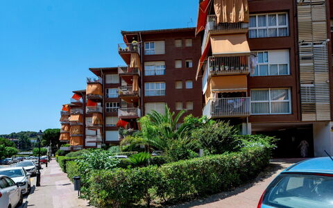 Els Pins: Bâtiment, Ciel, Voiture, Propriété, Plante, Véhicule, Bleu, Architecture, Fenêtre