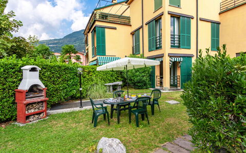 La Finestra sul Lago: Plante, Propriété, Bâtiment, Fenêtre, Ciel, Nuage, Table, Vert, Lot Terre, Chaise