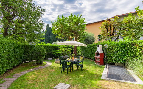 La Finestra sul Lago: Nuage, Plante, Ciel, Extérieur Banc, Arbre, Table, Paysage Naturel, Mobilier De Jardin, Tableau De Plein Air, Lot Terre