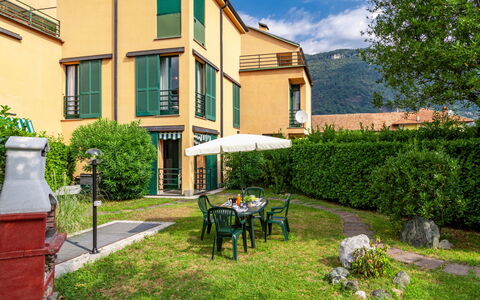 La Finestra sul Lago: Plante, Bâtiment, Fenêtre, Meubles, Nuage, Lot Terre, Arbre, Ciel, Chaise, Maison