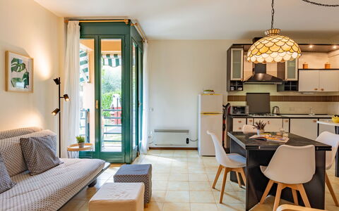 La Finestra sul Lago: Table, Meubles, Canapé, Cadre, Bois, Design Intérieur, Chaise, Comptoir, Tiroir, Salon