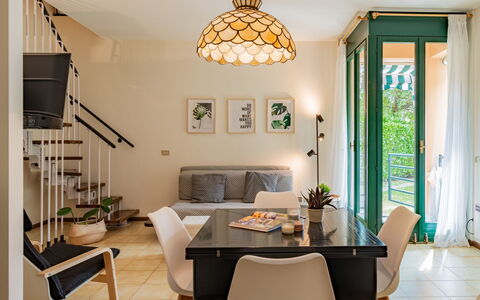 La Finestra sul Lago: Propriété, Meubles, Table, Fenêtre, Bois, Chaise, Éclairage, Design Intérieur, Jaune, Salon