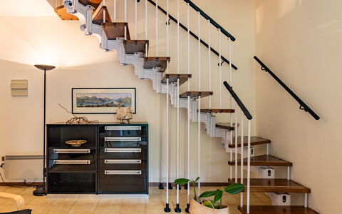 La Finestra sul Lago: Propriété, Étagère, Escaliers, Plante, Bois, Rayonnage, Design Intérieur, Cabinetry, Architecture, Bâtiment