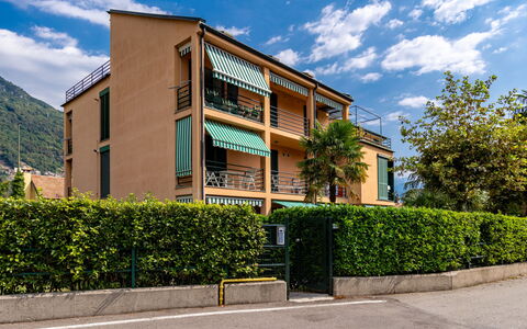 La Finestra sul Lago: Nuage, Ciel, Plante, Bâtiment, Propriété, Fenêtre, Lot Terre, Design Urbain, Zone Résidentielle, Quartier