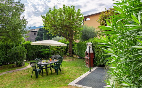 La Finestra sul Lago: Plante, Nuage, Ciel, Propriété, Communauté Des Plantes, Table, Bâtiment, Arbre, Parapluie, Tente