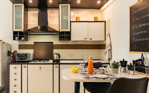 La Finestra sul Lago: Cabinetry, Propriété, Comptoir, Meubles, Cuisine, Chaise, Électroménager, Éclairage, Design Intérieur, Cuisinière