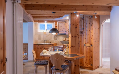 Chesa Anemona al Lej: Propriété, Meubles, Table, Bois, Bâtiment, Design Intérieur, Sol, Tache De Bois, Faisceau, Sol