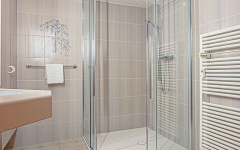 Chesa Anemona al Lej: Salle De Bains, Luminaire Plomberie, Design Intérieur, Sol, Tete De Douche, Mur, Sol, Composite, Matériel De La Propriété