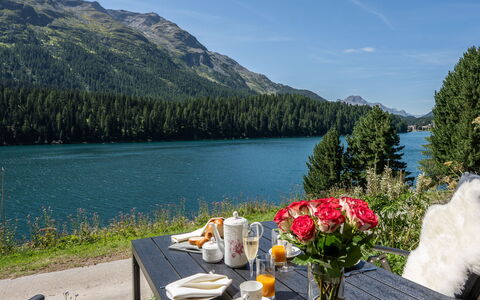 Chesa Anemona al Lej: L'Eau, Plante, Ciel, Table, Montagne, Fleur, Vaisselle, La Nature, Chaise, Lac