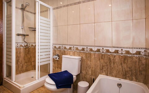 Villa Alsing: Luminaire Plomberie, Propriété, Baignoire, Robinet, Tete De Douche, Salle De Bains, Porte De Douche, Design Intérieur, Éclairage, Douche