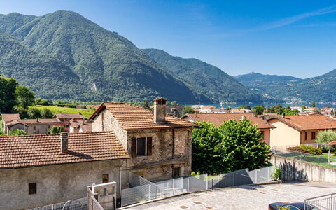 Casa Tondi: Ciel, Propriété, Plante, Montagne, Bâtiment, Bleu Azur, Fenêtre, Maison, Arbre, Zone Résidentielle
