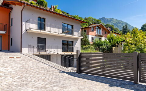 Casa Tondi: Ciel, Bâtiment, Propriété, Plante, Fenêtre, Bleu Azur, Arbre, Design Urbain, Maison, Ombre