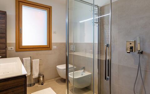 Casa Tondi: Propriété, Luminaire Plomberie, Bâtiment, Salle De Bains, Éclairage, Design Intérieur, Robinet, Évier, Douche