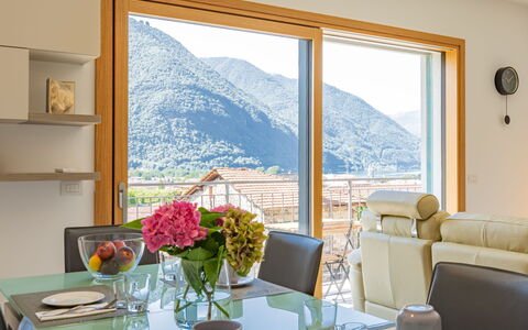 Casa Tondi: Table, Fleur, Propriété, Meubles, Fenêtre, Plante, Vaisselle, Bleu Azur, Pot De Fleur, Cadre