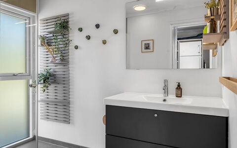 Hoat - 300M from the Sea: Lavabo, Évier, Luminaire Plomberie, Design Intérieur, Armoire De Toilette, Sol, Robinet, Sol, Miroir, Salle De Bains