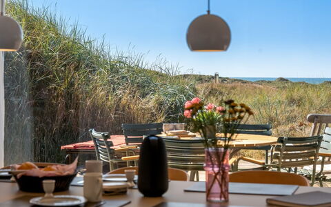 Hoat - 300M from the Sea: Meubles, Table, Chaise, Table Cuisine Et Salle A Manger, Tableau De Plein Air, Mobilier De Jardin, Restaurant, Table Basse, Serveware, Salle À Manger