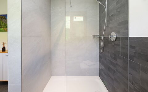 Chalet Engelshüs: Sol, Salle De Bains, Sol, Luminaire Plomberie, Design Intérieur, Tuile, Plomberie, Composite, Tete De Douche, Douche