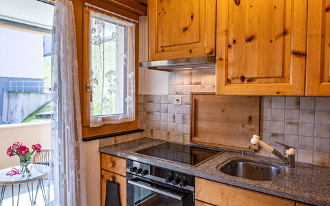 Chesa Muntarütsch: Cabinetry, Propriété, Bâtiment, Evier, Évier, Comptoir, Robinet, Fenêtre, Cuisine, Bois