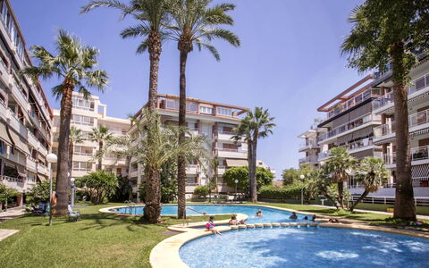 Dénia 189: L'Eau, Plante, Ciel, Bâtiment, Jour, Propriété, Arbre, Bleu Azur, Fenêtre, Arecales