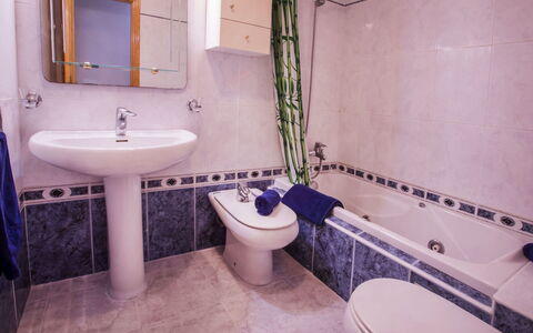 Dénia 189: Marron, Miroir, Luminaire Plomberie, Robinet, Lavabo, Propriété, Évier, Violet, Salle De Bains, Bâtiment