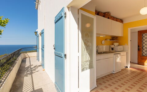 Carqueiranne 99: Cabinetry, Propriété, Comptoir, Bâtiment, Ciel, Bois, Éclairage, Design Intérieur, Fenêtre, Sol
