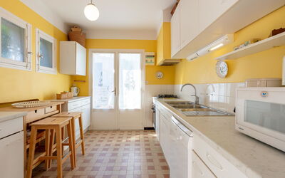 Chantelyre 99.1: Comptoir, Cabinetry, Meubles, Propriété, Fenêtre, Évier, Evier, Cuisine, Robinet, Bois