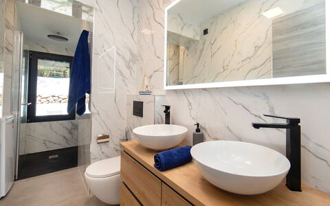 Estrella Azul: Miroir, Évier, Luminaire Plomberie, Lavabo, Robinet, Propriété, Salle De Bains, Violet, Siège De Toilette, Toilette