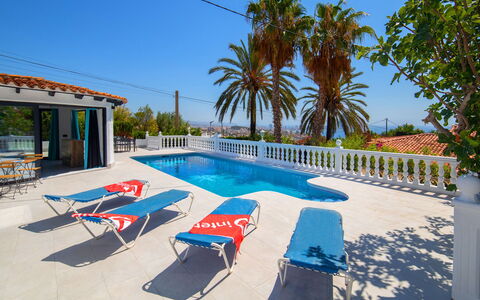 Estrella Azul: Ciel, Propriété, Piscine, Bleu Azur, L'Eau, Mobilier De Jardin, Plante, Ombre, Bâtiment, Arbre