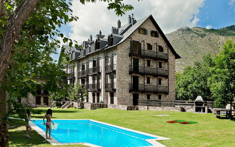 Herbasabina: Propriété, Maison, Bâtiment, Domicile, Architecture, Biens, Immobilier, Arbre, Pièce, Herbe