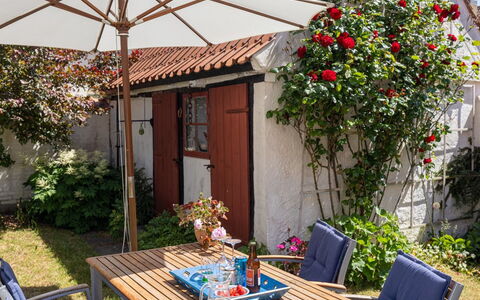 Merete - 50M from the Sea: Toit, Maison, Domicile, Chalet, Siding, Biens, Allée, Batiments Jardin, Cour, Cabanon