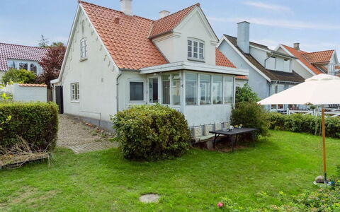 Merete - 50M from the Sea: Toit, Maison, Domicile, Chalet, Siding, Biens, Allée, Batiments Jardin, Cour, Cabanon