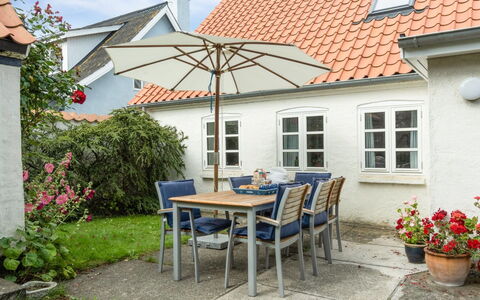 Merete - 50M from the Sea: Toit, Maison, Domicile, Chalet, Siding, Biens, Allée, Batiments Jardin, Cour, Cabanon