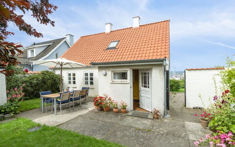 Merete - 50M from the Sea: Toit, Maison, Domicile, Chalet, Siding, Biens, Allée, Batiments Jardin, Cour, Cabanon