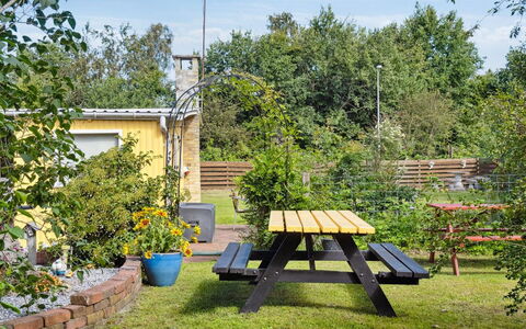 Aslak - 600M from the Sea: Toit, Domicile, Porte, Chalet, Ombre, Siding, Cour, Biens, Arrière-Cour