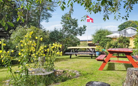Aslak - 600M from the Sea: Toit, Domicile, Porte, Chalet, Ombre, Siding, Cour, Biens, Arrière-Cour