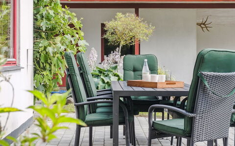 Hakon - 550M from the Sea: Meubles, Mobilier De Jardin, Chaise, Tableau De Plein Air, Jardin, Ombre, Accoudoir, Patio, Table Cuisine Et Salle A Manger, Plante D'Appartement