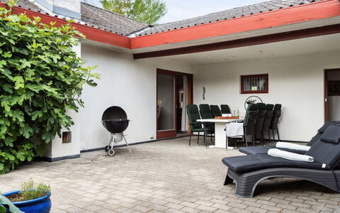 Hakon - 550M from the Sea: Toit, Domicile, Porte, Chalet, Ombre, Siding, Cour, Biens, Arrière-Cour