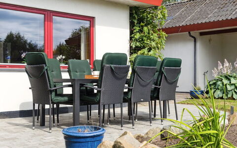 Hakon - 550M from the Sea: Toit, Domicile, Porte, Chalet, Ombre, Siding, Cour, Biens, Arrière-Cour
