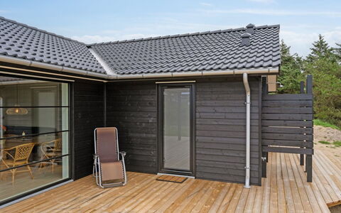 Annvy - 400M from the Sea: Bois, Sol, Design Intérieur, Sol, Meubles, Parquet, Pièce, Plafond, Tache De Bois, Dur