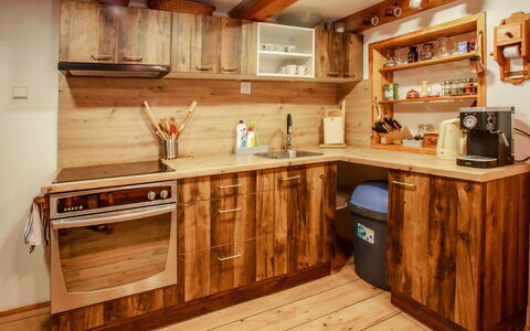 Dolní Jílovice: Comptoir, Cabinetry, Evier, Propriété, Meubles, Appareil De Cuisine, Robinet, Bois, Cuisine, Éclairage