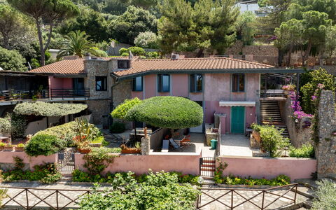 Argentarola House, Porto Santo Stefano, Seaview An: Plante, Fenêtre, Bâtiment, Arbre, Végétation, Maison, Quartier, Biome, Design Urbain, Fleur