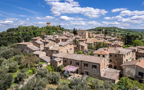 Monticchiello Apartment With Garden, Wifi, Pienza,: Nuage, Ciel, Plante, Bâtiment, Jour, Arbre, Maison, Fenêtre, Paysage Naturel, Paysage