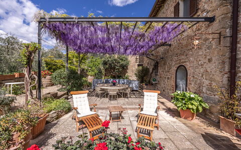 Monticchiello Apartment With Garden, Wifi, Pienza,: Fleur, Plante, Nuage, Ciel, Meubles, Bâtiment, Fenêtre, Chaise, Violet, Table