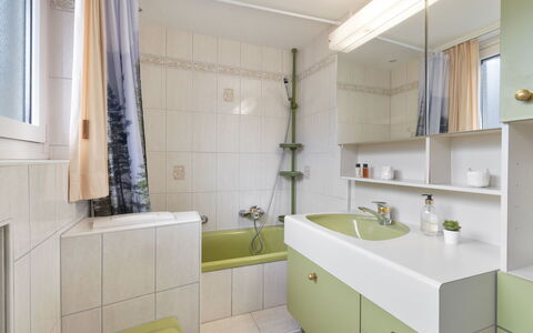 Regina Apt Golfblick: Lavabo, Design Intérieur, Luminaire Plomberie, Salle De Bains, Sol, Évier, Sol, Armoire De Toilette, Robinet, Plomberie